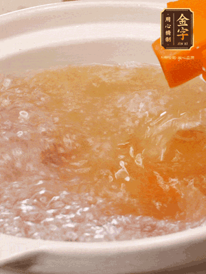 倒入開(kāi)水、南瓜塊、南瓜泥中火煮5分鐘