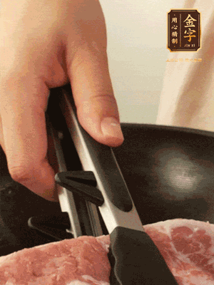 大塊五花肉皮面朝下，烙2-3分鐘