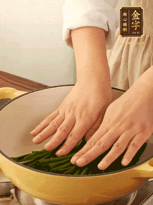 小蔥鋪在底部，放上生姜