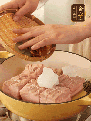 五花肉皮朝下，桂皮、八角、香葉、冰糖、生抽、花雕酒