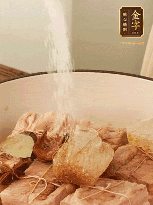 加水沒過，大火煮開轉小火慢燉2小時，煮到收汁