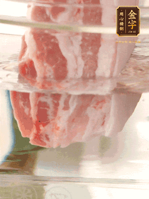 大塊豬五花冷水下鍋，蔥、姜、花雕酒焯水