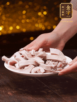 豬肚冷水下鍋，姜蔥料酒去腥，水開(kāi)煮5分鐘，撈出，切小塊。