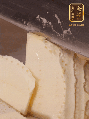 冬筍去殼切片，水開后煮2分鐘焯水
