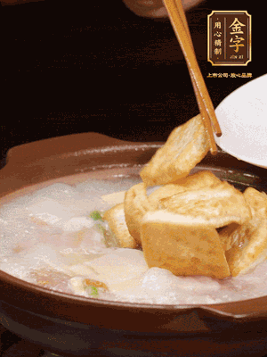 倒入開水大火煮開，轉中小火放咸肉，放一點點糖、味精慢燉10分鐘
