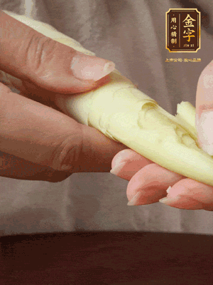 春筍沿著外皮豎著淺劃一刀，剝下外殼，切掉尾部的老根，切滾刀塊。（這個(gè)時(shí)候的春筍最為鮮嫩脆爽，不需要焯水去除澀味）