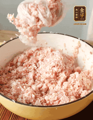 肉丁、咸肉丁、一丟丟鹽、料酒拌勻，反復(fù)摔打上勁。接著加入1兩蔥姜水，反復(fù)拌勻摔打上勁。前后共加3遍。3遍后筍丁，接著反復(fù)摔打上勁。最后加入1個(gè)蛋清、3茶匙生粉拌勻摔打上勁