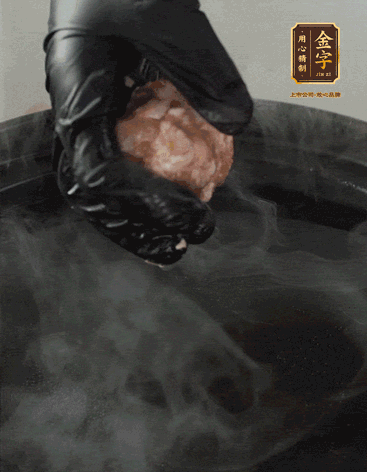 獅子頭摔打至圓潤牢固，等水煮開后，放獅子頭