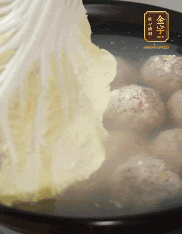 等獅子頭浮起來時(shí)再加白菜蓋。小火慢燉2小時(shí)