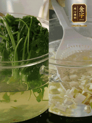 春筍切丁焯水；薺菜加鹽焯水，過(guò)涼水后切成細(xì)末