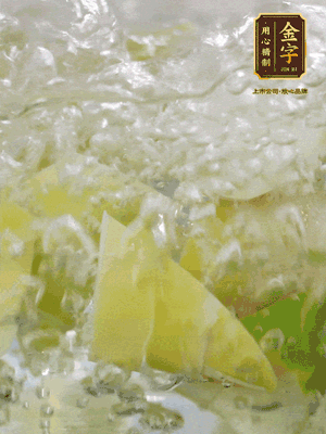 春筍沿著外皮豎著淺劃一刀，剝下外殼，切掉尾部的老根，切滾刀塊。簡(jiǎn)單焯水去澀味。