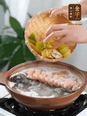 倒開水燉煮后轉(zhuǎn)移入砂鍋，淋料酒去腥、加少許鹽調(diào)味，再依次加咸肉、春筍燉煮15分鐘。