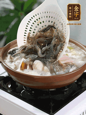 最后加一把蛤蜊、一把河蝦燜2分鐘，放一點(diǎn)白胡椒粉調(diào)味，撒上蔥花點(diǎn)綴！