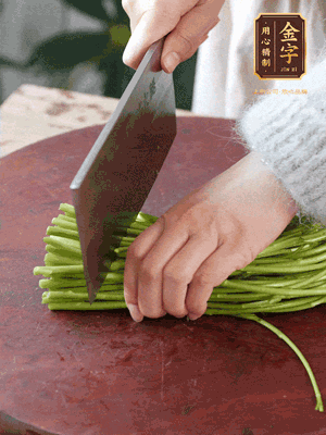 正嫩的藜蒿，掐頭去除根部，切小段