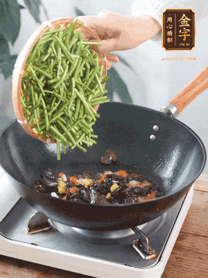 熱油煸香蒜末、姜粒、小米辣，再下臘肉煸炒出香味