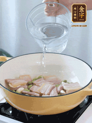 倒入熱水，加絲瓜、腐竹