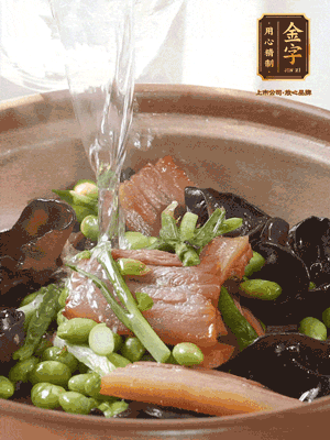 轉(zhuǎn)入砂鍋，加入開(kāi)水、百葉結(jié)燉煮10分鐘