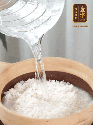 倒入浸泡30分鐘的米，中火煮開后轉(zhuǎn)小火。