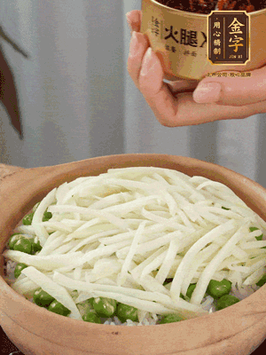 到水微干，放上豌豆、茭白絲。
