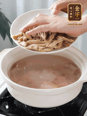 再下筍干段，加水、少許黃酒中火燉煮15分鐘。