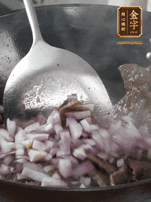 橄欖油熱鍋，牛肉丁炒至焦香狀態(tài)，下洋蔥丁翻炒出香味