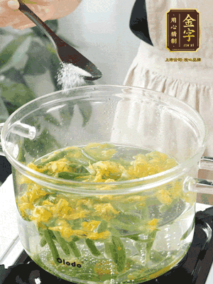 水開(kāi)后，加鹽、黃瓜花焯水30秒