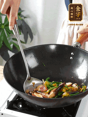 煸香蒜末，下香腸翻炒均勻，再依次下雞縱菌、黃瓜花