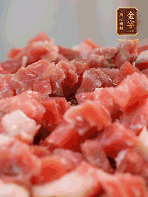 做月餅餡 火腿切成小丁，溫水浸泡5分鐘，上鍋蒸熟15-20分鐘，再將火腿丁、白砂糖、蜂蜜攪拌腌漬2小時
