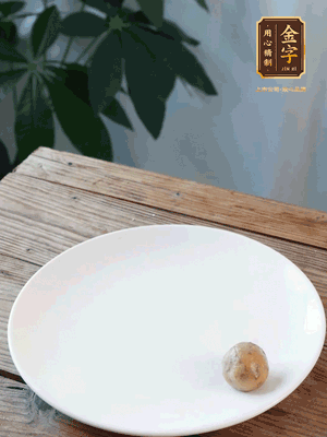 做水油皮、油酥 將油皮材料放入料盆中，加100ml水?dāng)嚢璩裳┗ㄆ瑺?。在案板上反?fù)揉搓成有一定筋度的光潔面團(tuán)，搓成14個團(tuán)子。
