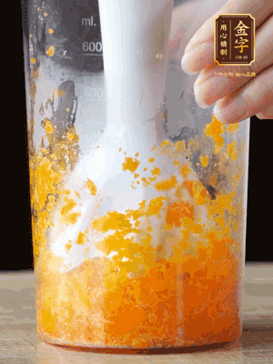 加玉米油、水怡、水揉搓成細(xì)膩的面團(tuán)。松弛半小時(shí)后，分成37g一個(gè)