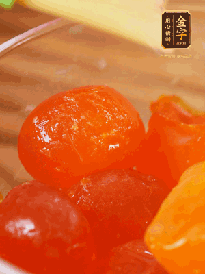 咸蛋黃噴白酒，170℃烤10分鐘。打碎過(guò)篩