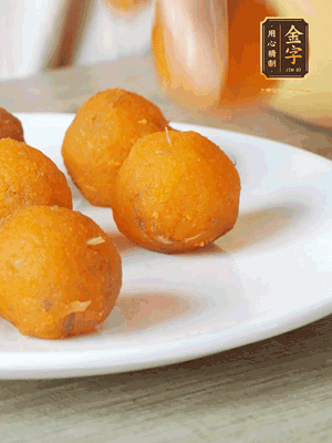 融化的黃油、芝士粉攪勻，加糖粉、蛋液、淡奶油、咸蛋黃攪勻，再加入玉米淀粉、奶粉拌勻，用不粘鍋炒至抱團(tuán)