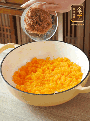 加火腿絲拌均，分成37g一個(gè)餡料，冷凍30分鐘