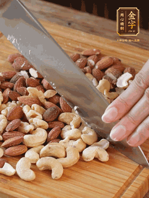 熟堅(jiān)果切成大顆粒，加入杏仁片、白芝麻、火腿絲、熟糯米粉、玫瑰花醬、花生油、水怡攪拌均勻，捏成52g一個(gè)的小球