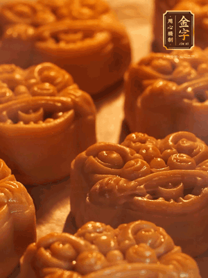 表面噴上水，烤箱預(yù)熱至190℃，170℃烤10分鐘