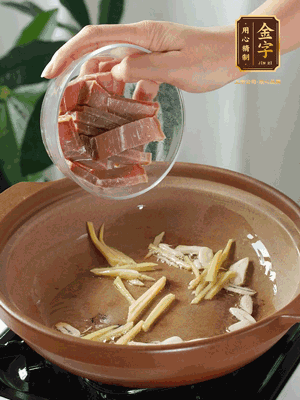姜絲煸香后放火腿翻炒，加開水燉煮10分鐘