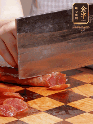 金字香腸煮熟，切片