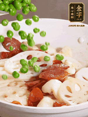 熱油下鍋，爆香香腸