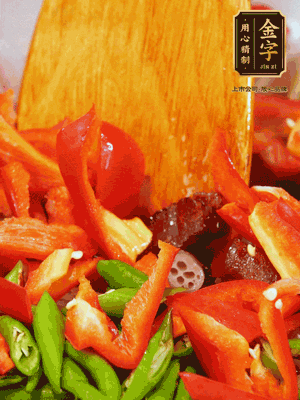 油熱后放入蒜末，下醬油肉煸香