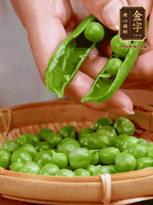 甜豆去殼，剝出甜豆米。百合小心剝成片。