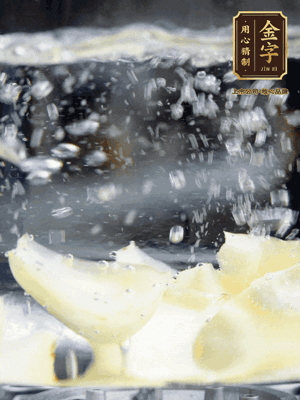 燒開一鍋水，甜豆米、百合燙10秒