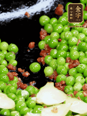 鍋內少許油，下火腿煸香，再下甜豆米、百合翻炒，少許鹽、一點水煮到收干