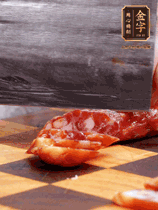 處理食材：香腸切片，土豆切塊、胡蘿卜切丁、豆角切段