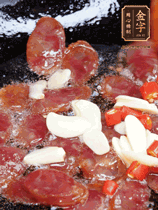 香腸煸香，加大蒜、小米辣增加香味