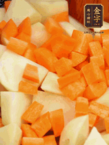 加土豆、胡蘿卜翻炒，隨后加入豆角、1勺鹽、1勺生抽、1勺蠔油、半勺老抽煸炒均勻