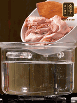 麻鴨切塊，冷水下鍋，加蔥姜、料酒焯水。撈出溫水洗凈