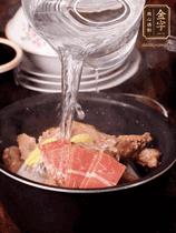 所有食材放入電飯鍋，加2勺料酒，足量的開水，按煲湯鍵煮湯