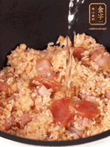 一起放入電飯鍋，加入剛好沒過食材的水。