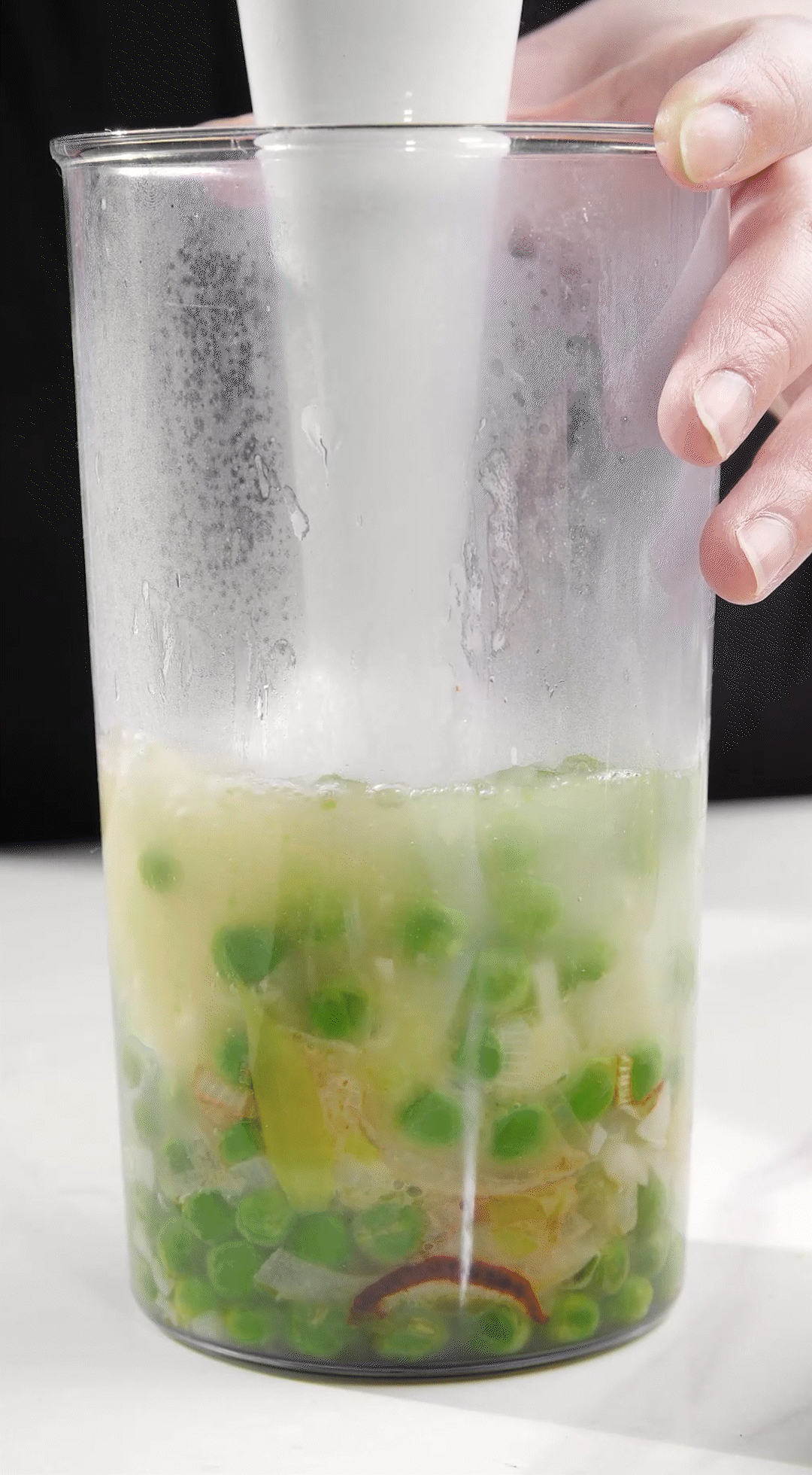 炒好的蔬菜+高湯或熱水，倒入破壁機(jī)攪打細(xì)膩絲滑即可。