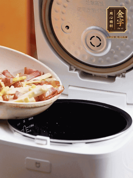 和洗凈的大米一起倒入電飯煲，攪拌均勻。水剛好沒過大米